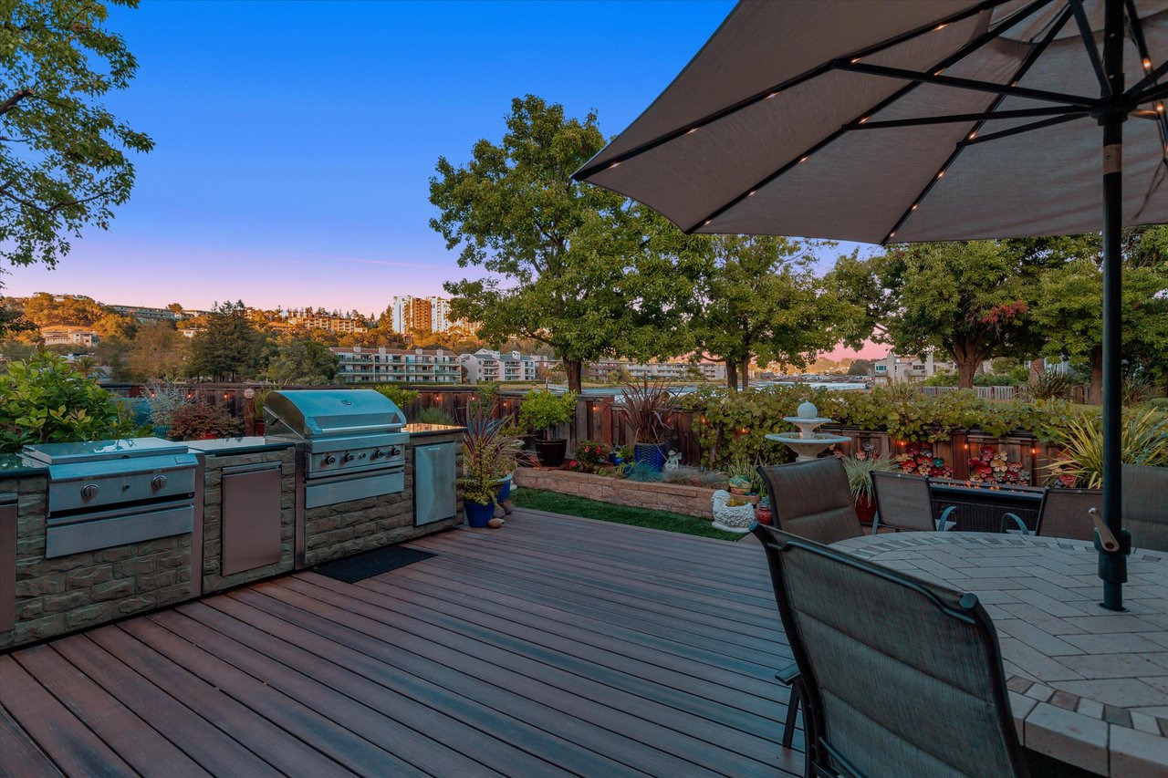 17 Crystal Creek Ct
