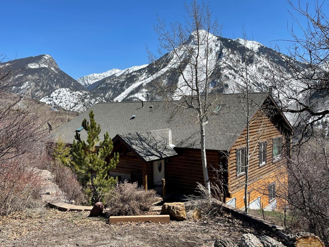 445 W VILLAGE DR