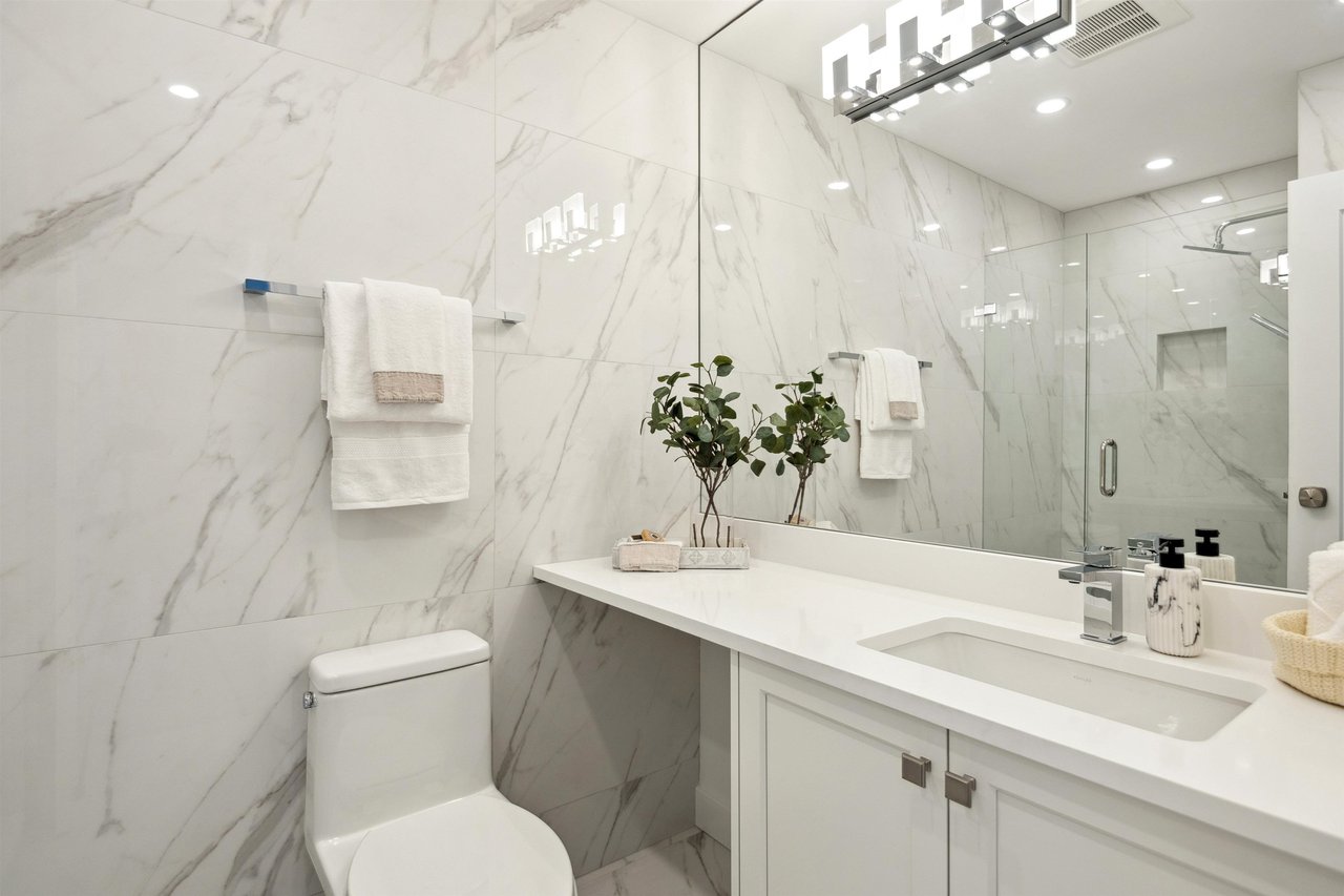 207-2433 Bellevue Ave