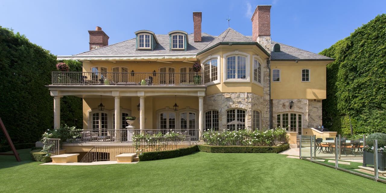 Grand Traditional Manor in Brentwood Park