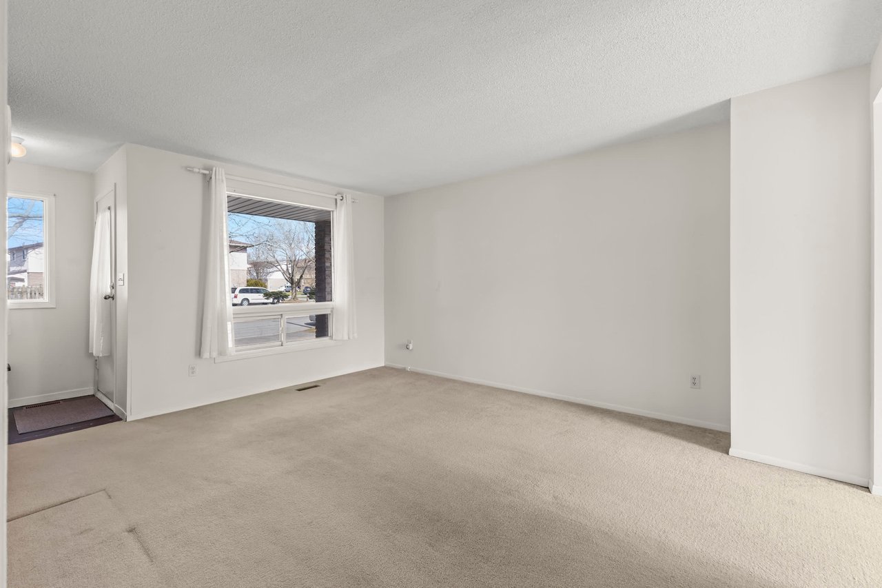 112 Graystone Cres