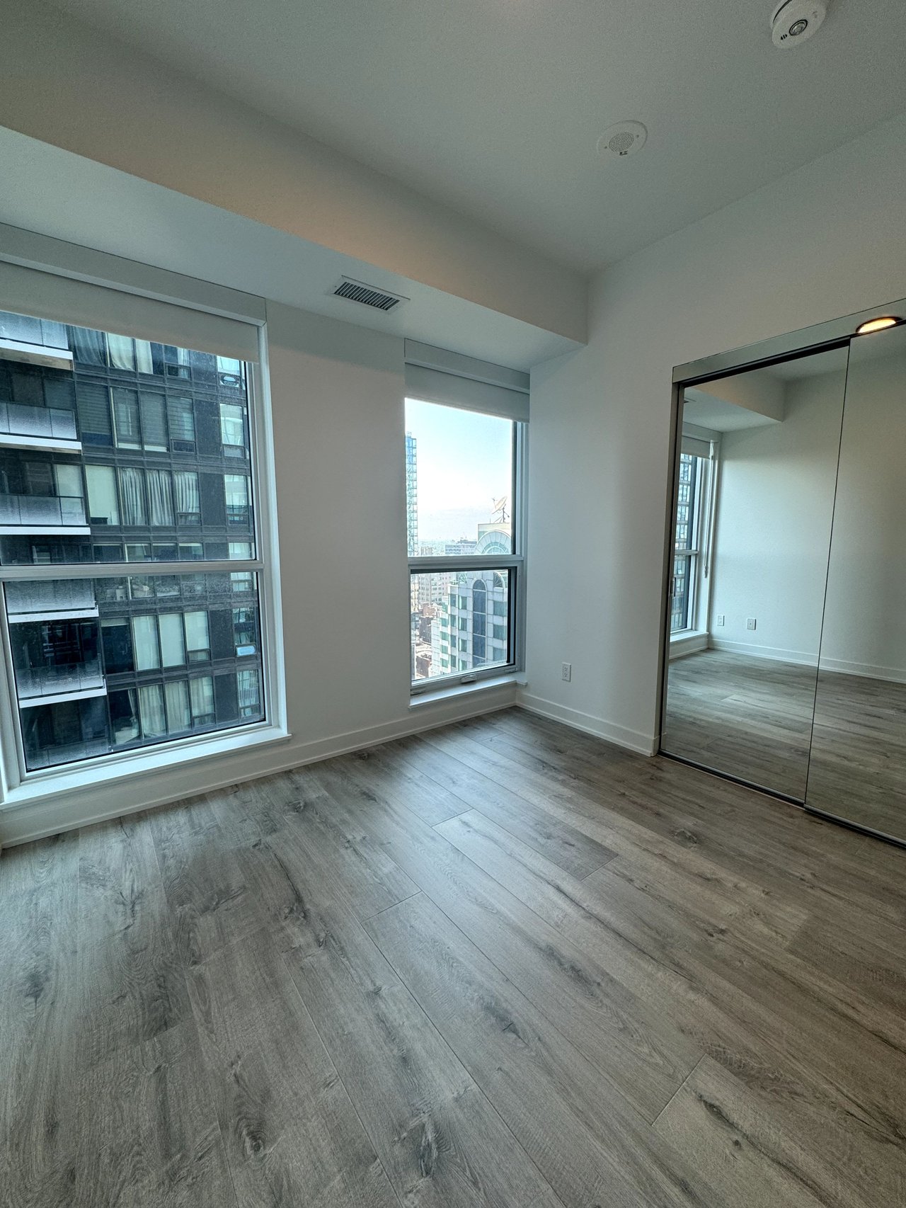  327 King St W Unit: 2105