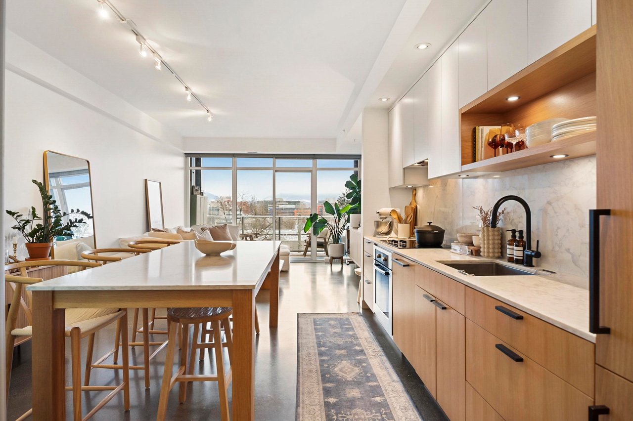 404-256 E 2nd Ave