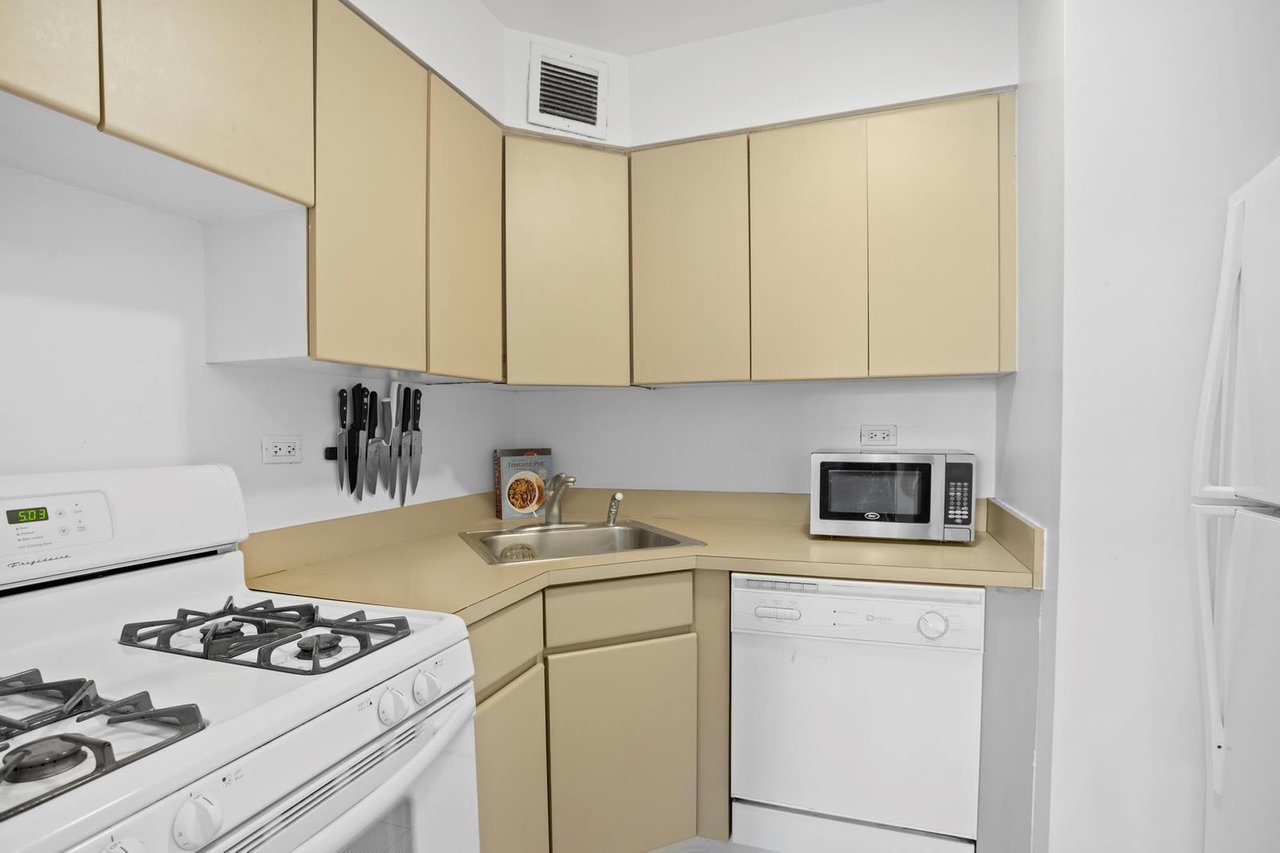 400 E 70th St, #1502