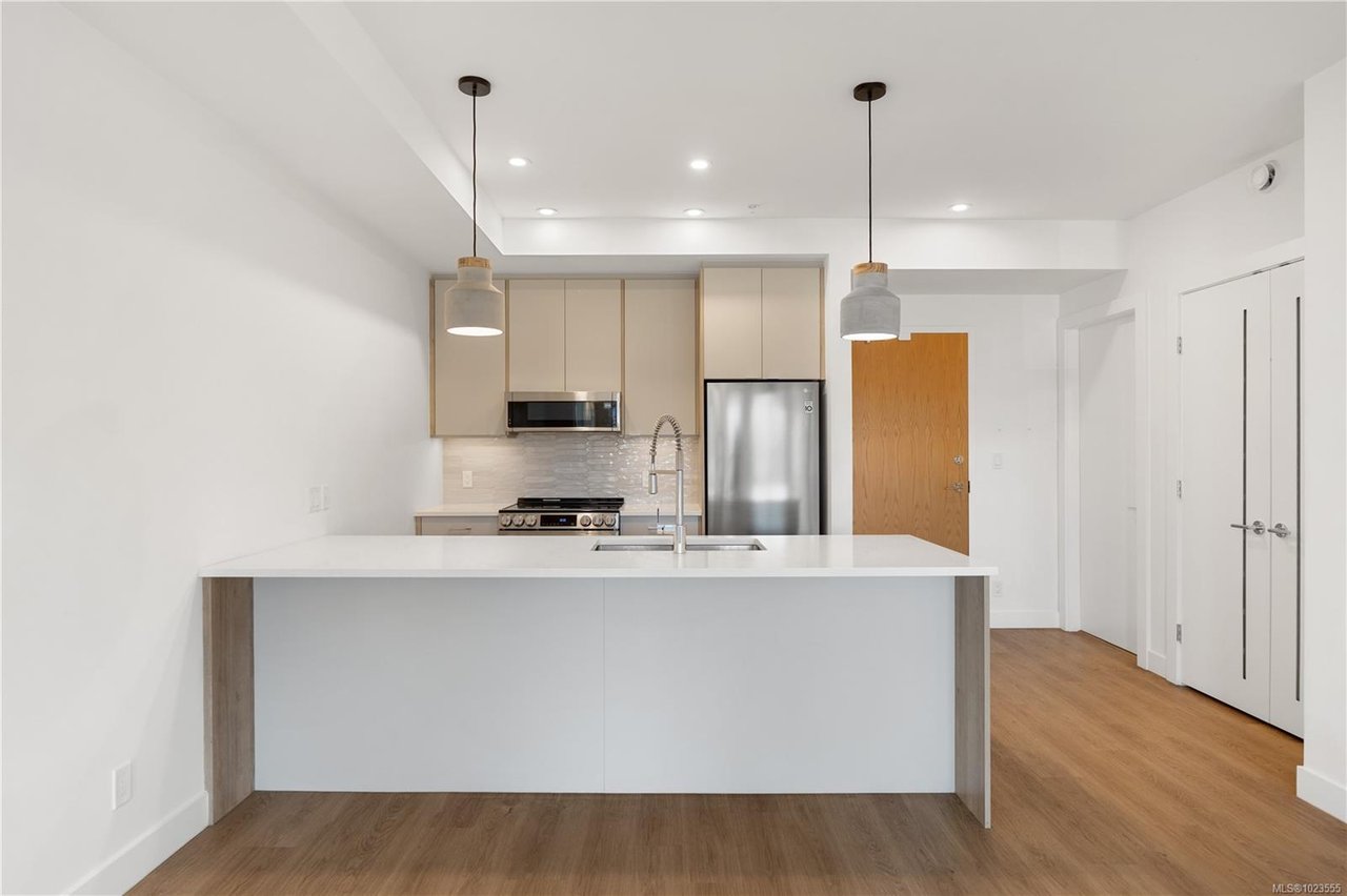 402-757 Tyee Rd, Victoria