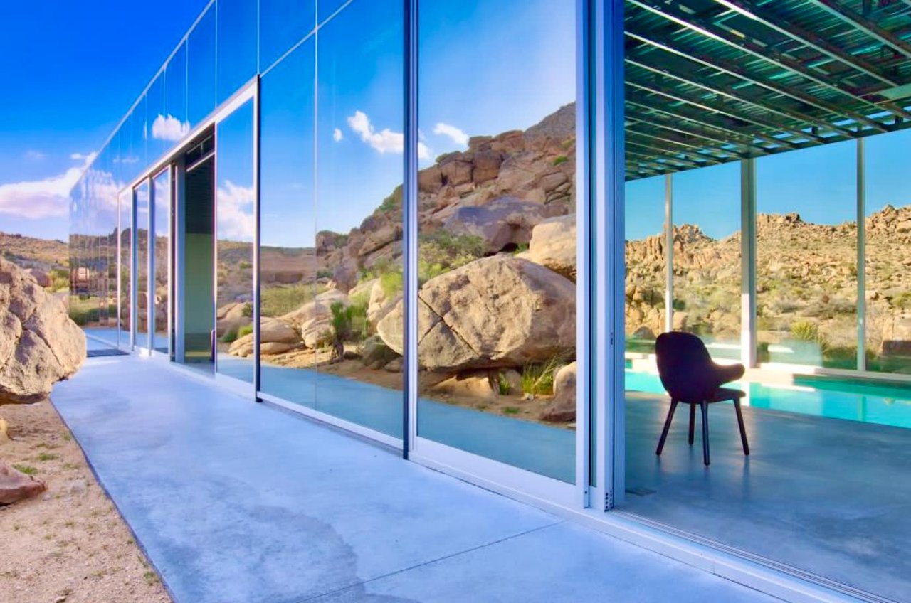 Image of the mirror house located in Palm Springs, California.