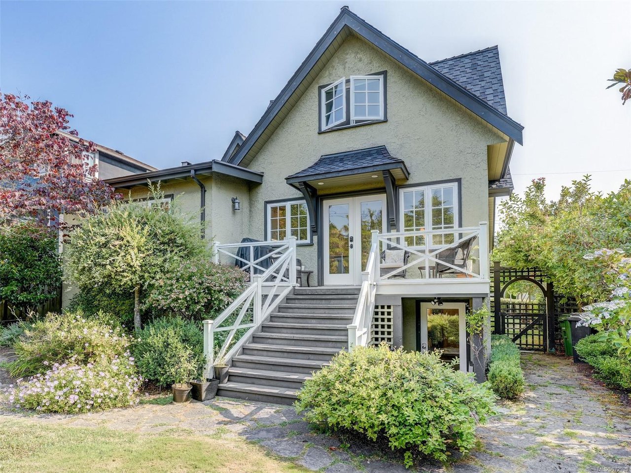 2825 Dewdney Ave
