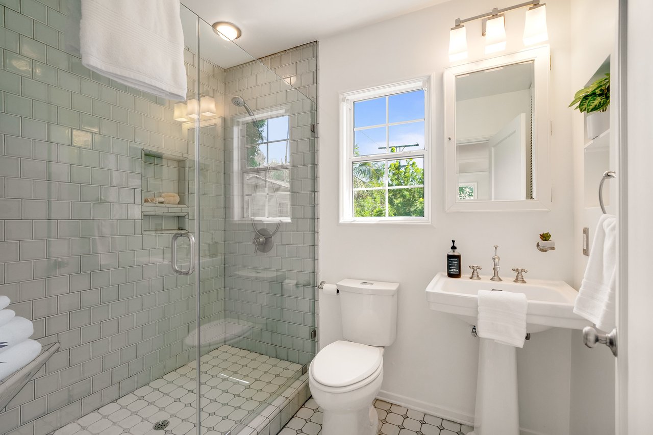 Hooray for the Hollywood Manor - sold $200K over asking