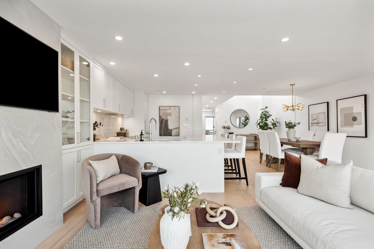 207-2433 Bellevue Ave