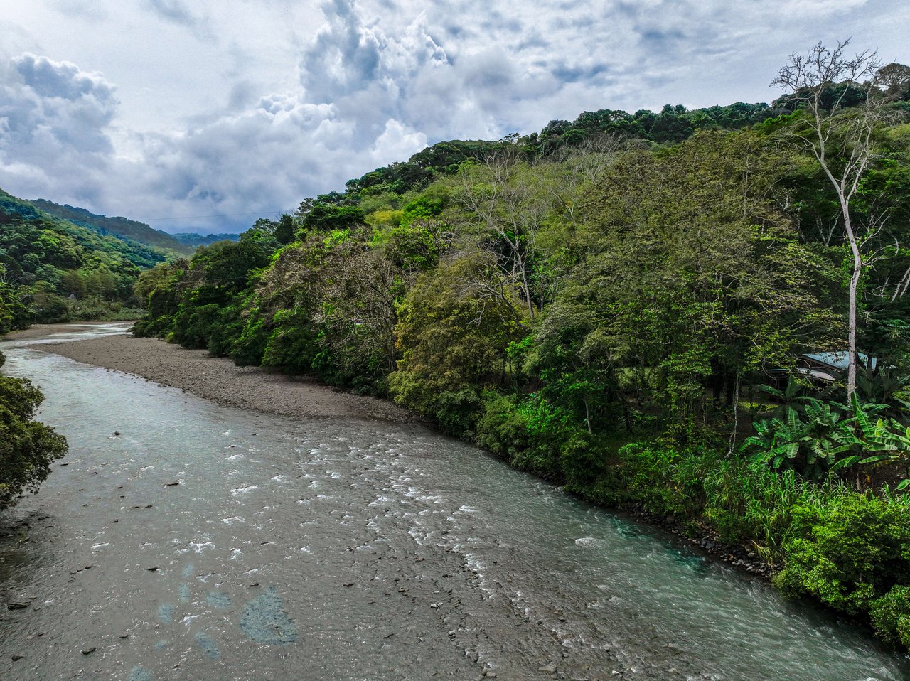 BARU RIVERFRONT HOME CLOSE TO THE BEACH IN DOMINICAL COSTA RICA