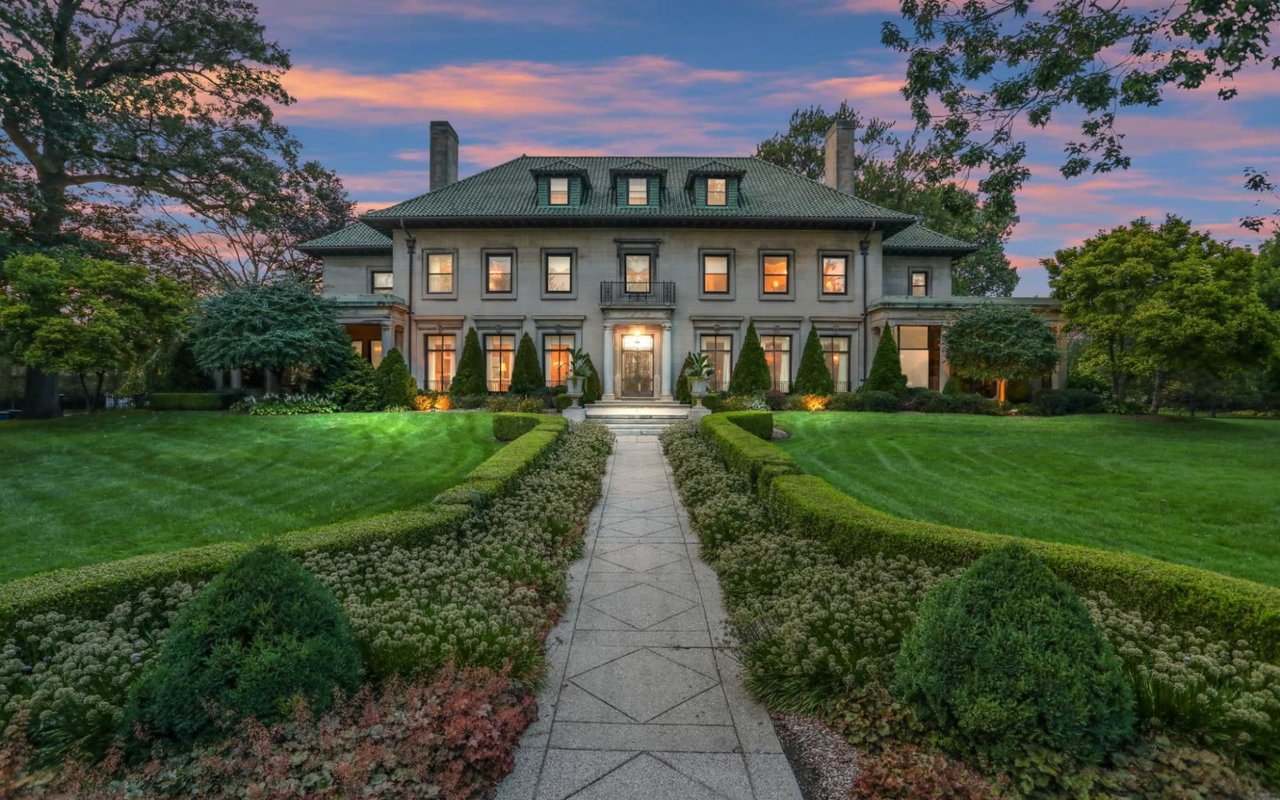 Exploring the Grandeur of The Benjamin Siegel House