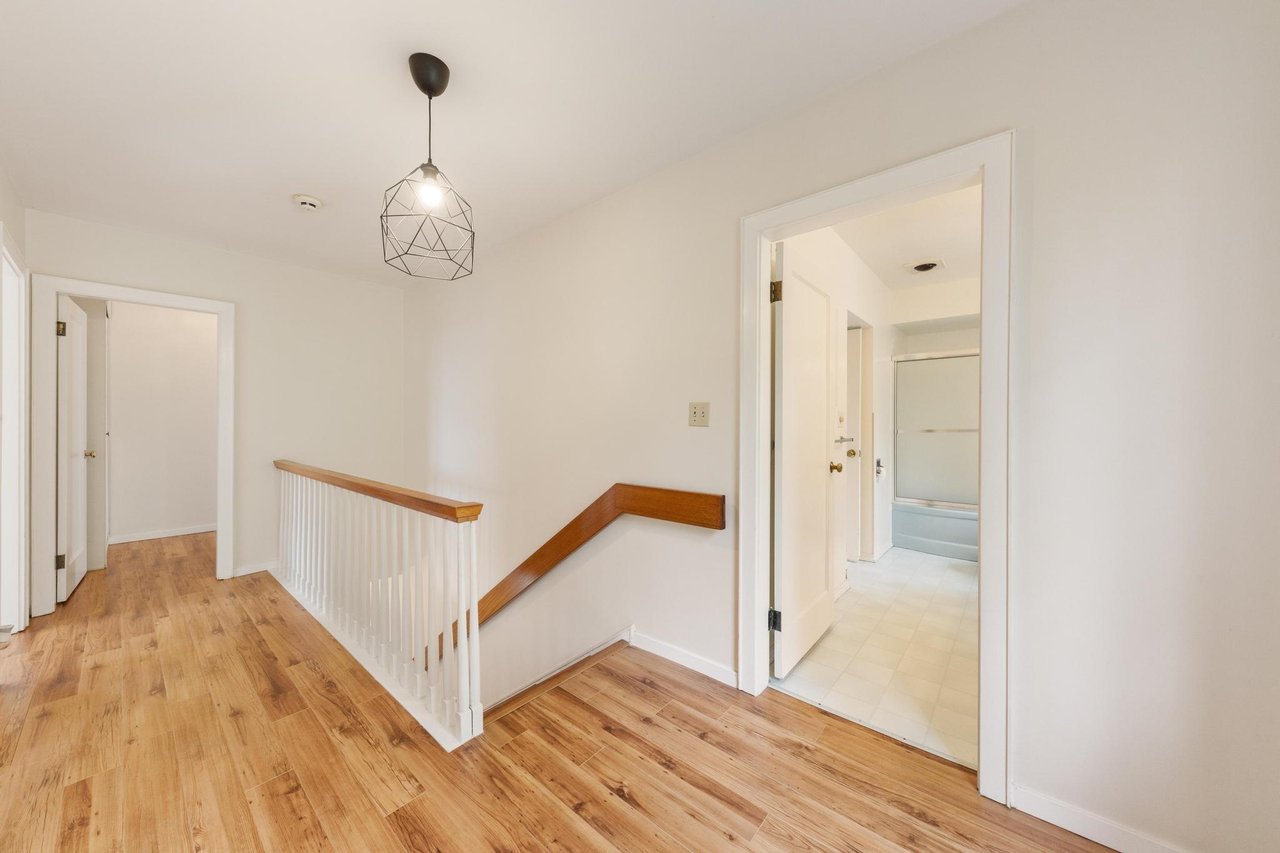 2050 Westdean Cres Cres