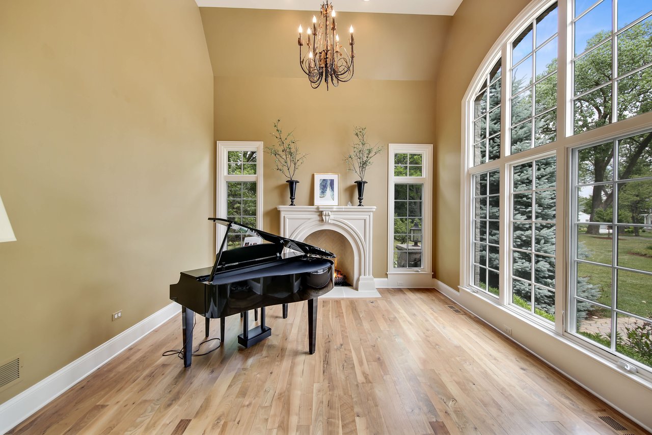 Chic & Elegant Home Near High School