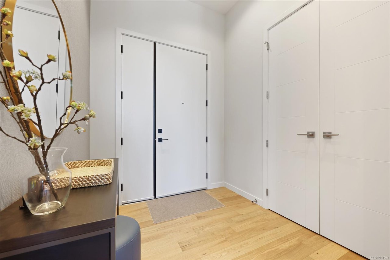 403-1018 Pentrelew Pl