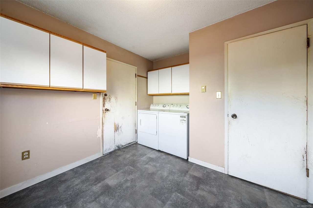307 Henry St