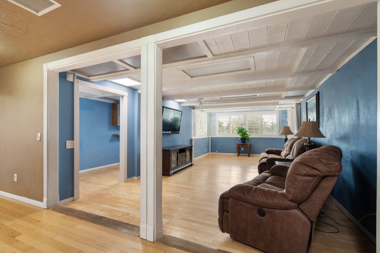 1002 Pepper Tree Ln