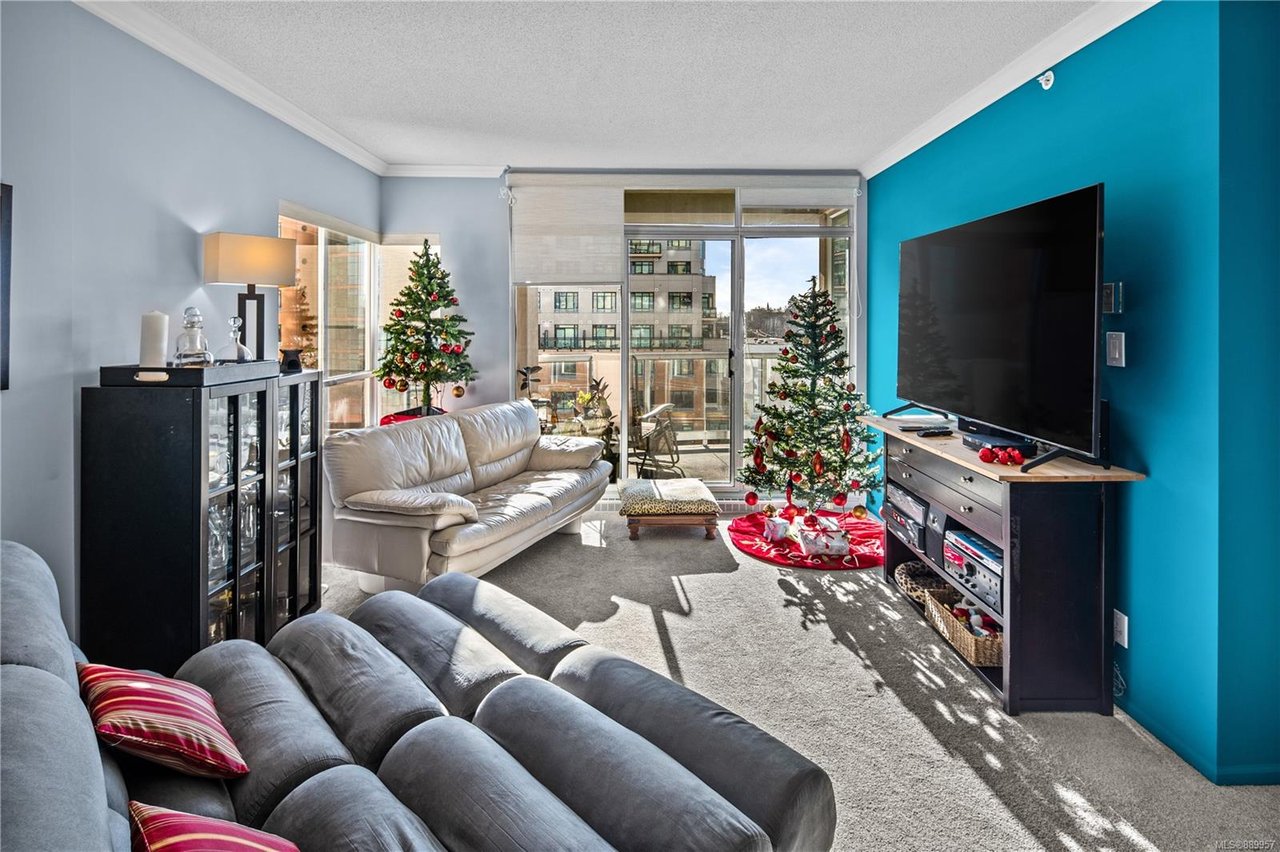 608-1010 View St