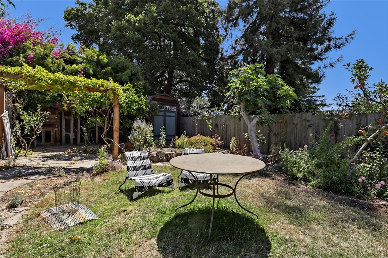 2325 Roosevelt Ave