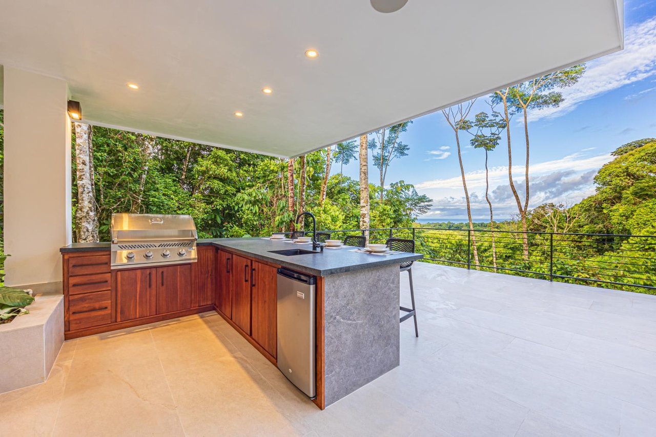 Outstanding Uvita Gem, Hidden in the Canopy with Ocean and Mountain Views