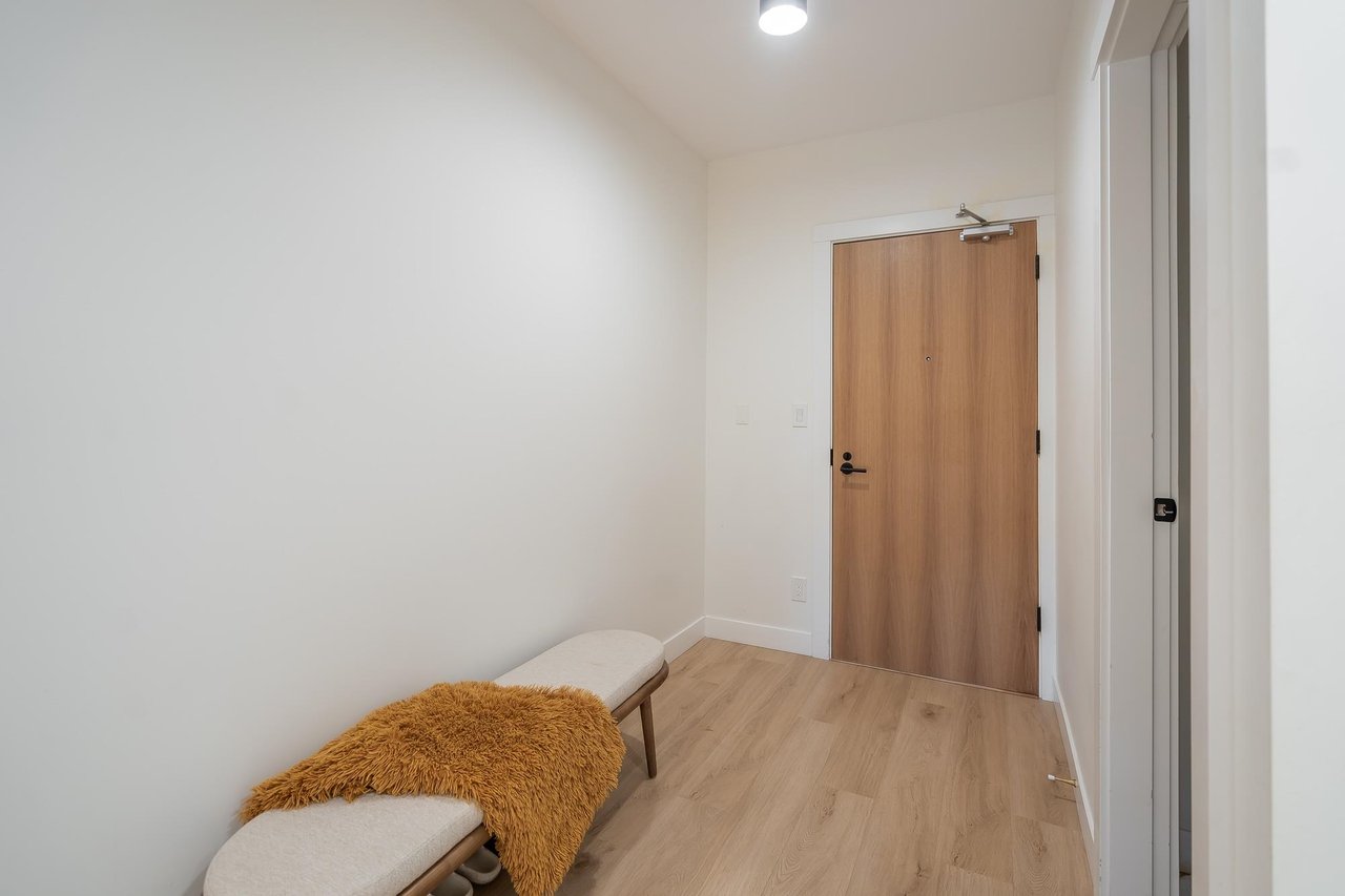 327-2493 Montrose Ave