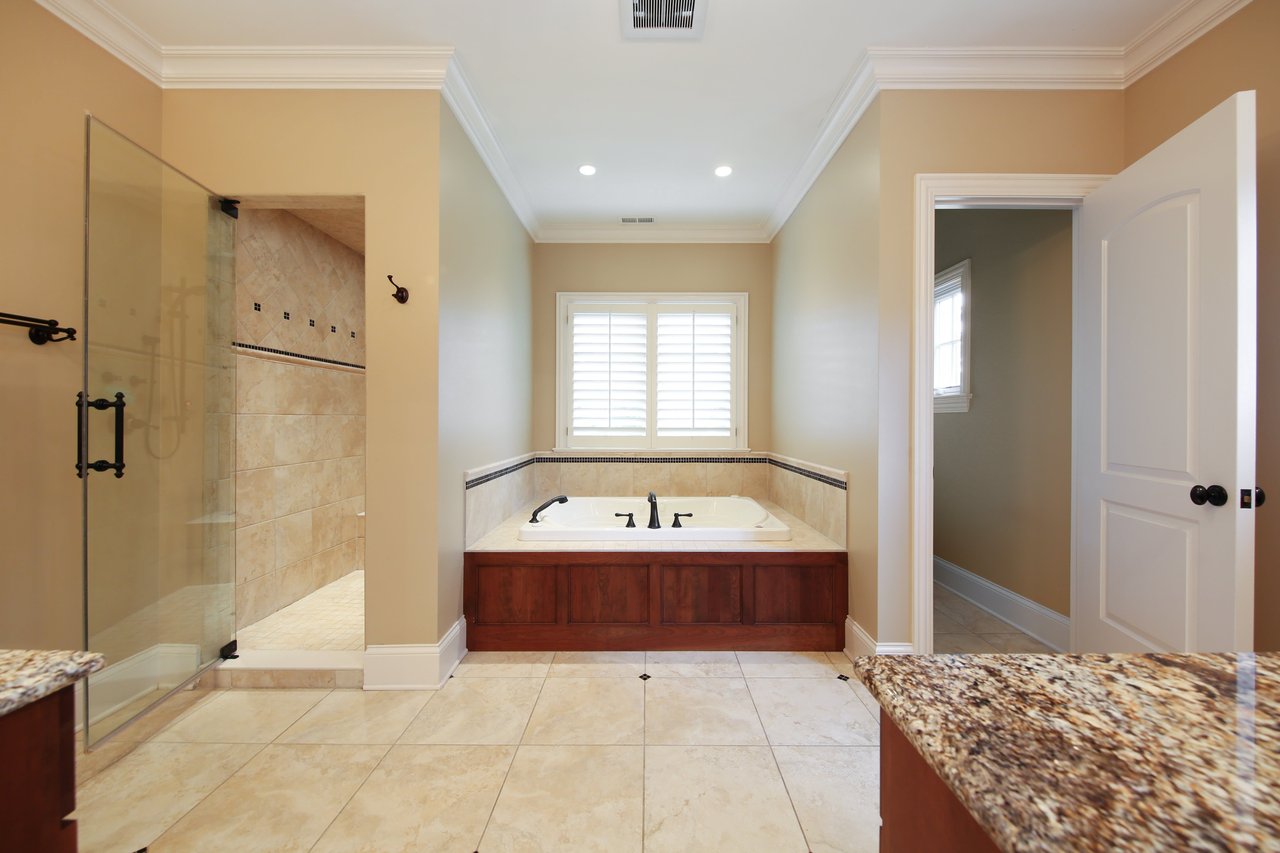 Chic & Elegant Home Near High School