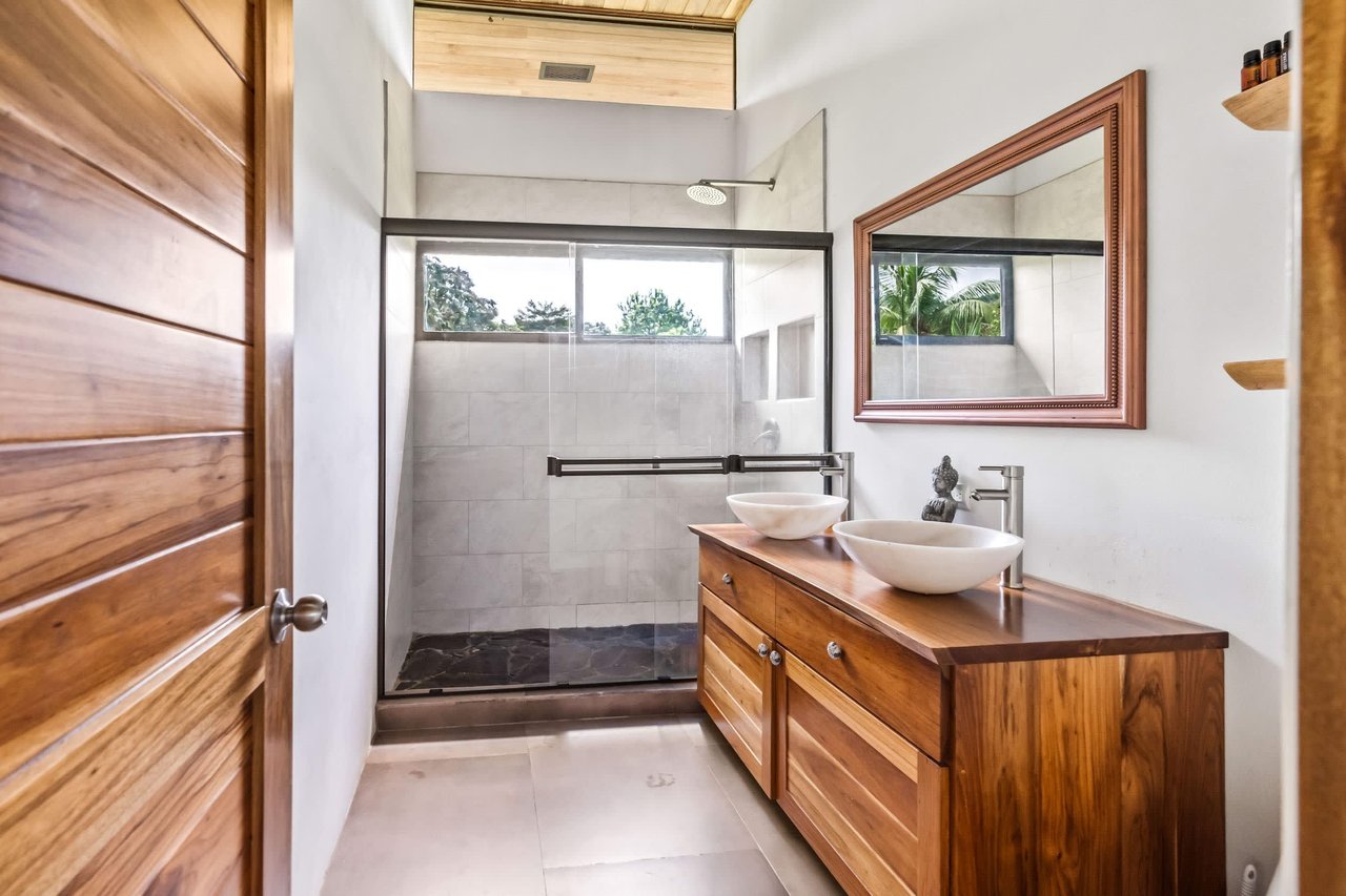 Bright & Peaceful 3-Bedroom Home With Separate Workshop/Office Space & Stunning Views Of The Lush Mountains In Easy-Access Location In Ojochal Costa Rica