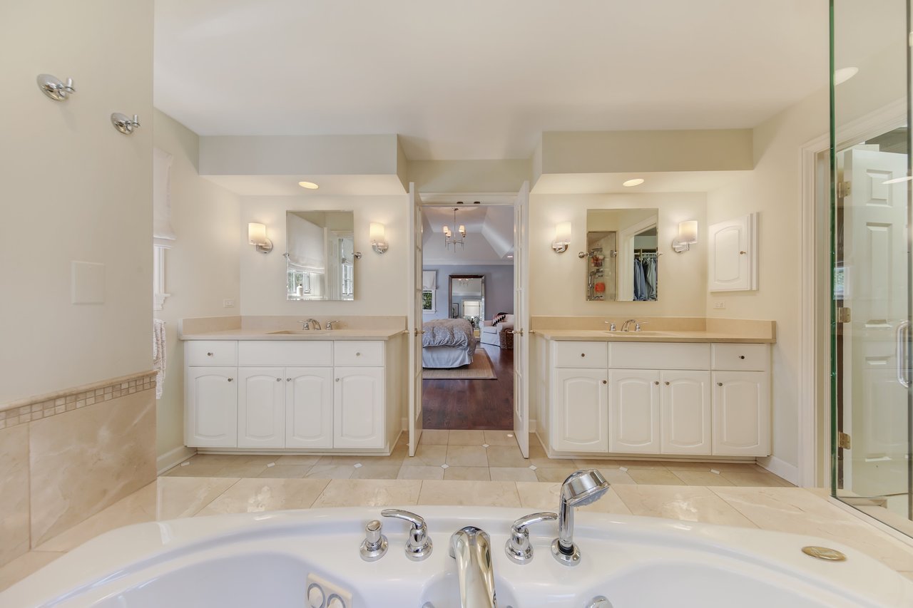Accented with an array of modern finishes and features a sophisticated urban vibe.