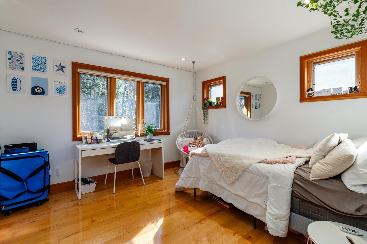 1054 Jay Cres