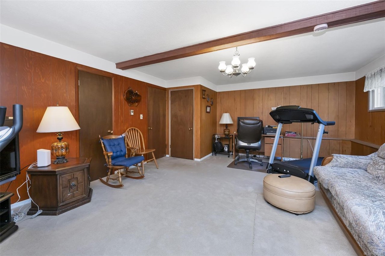 989 Abbey Rd, Saanich