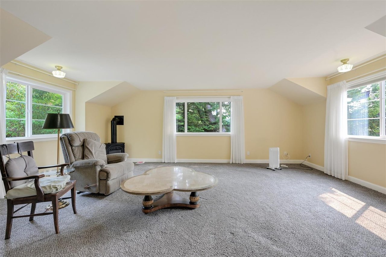 2587 MacDonald Dr