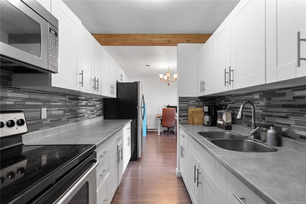 303-848 Esquimalt Rd, Esquimalt