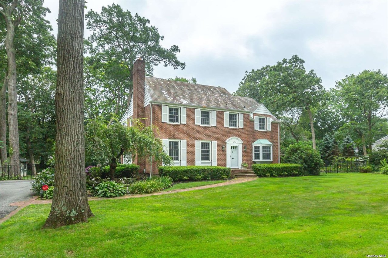 30 Colonial Dr, Huntington