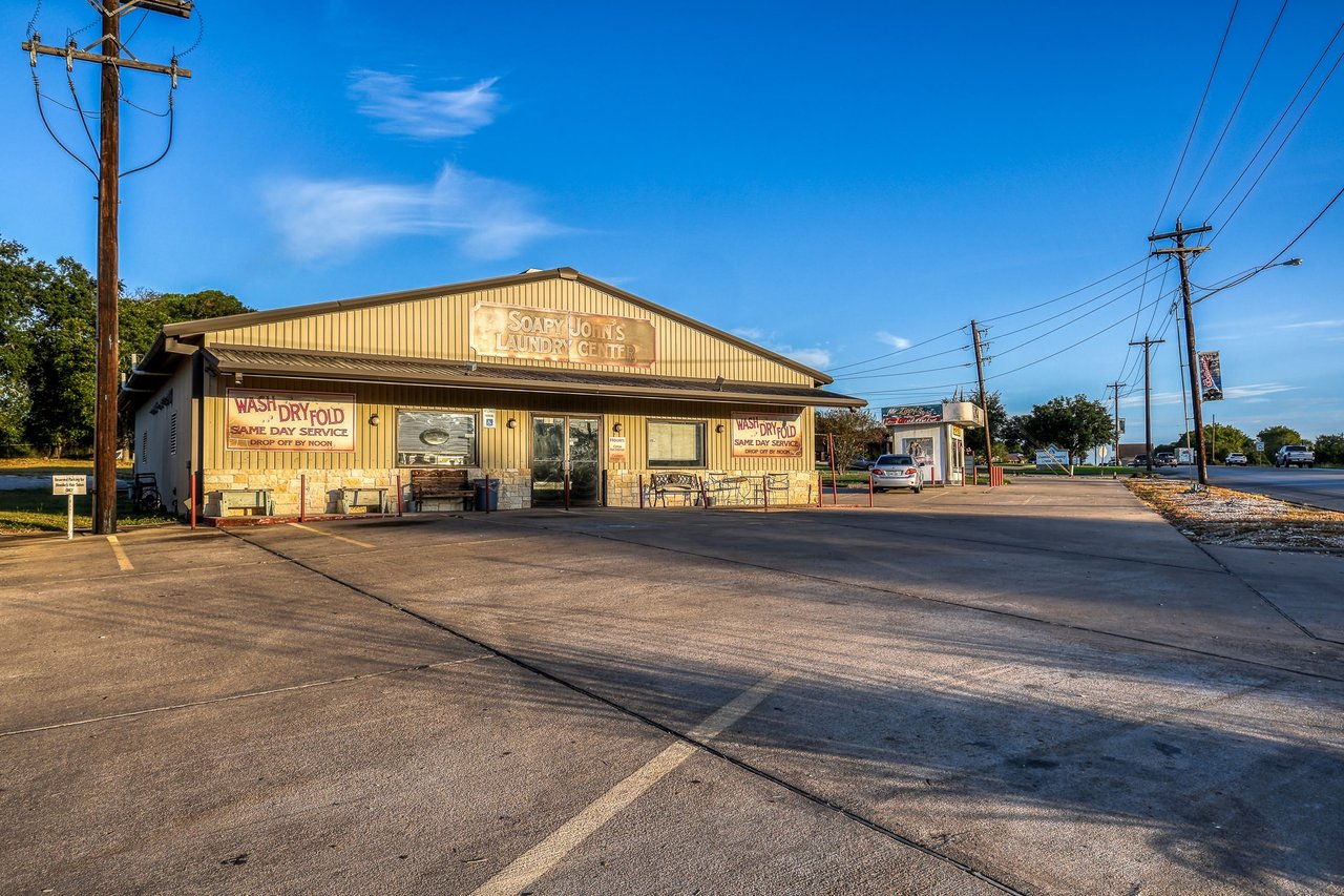 512 & 514 S Front St Bellville, TX 77418
