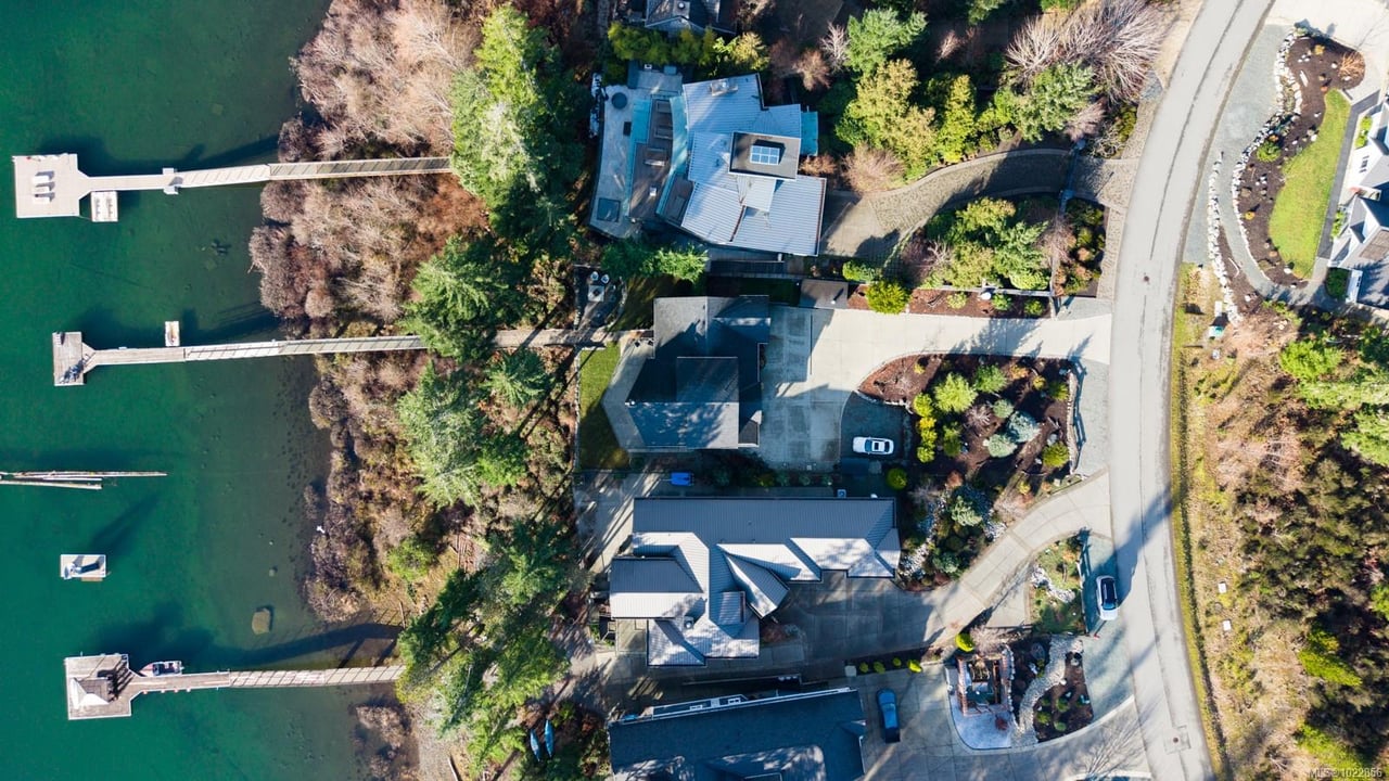 7364 Lakefront Dr, Lake Cowichan