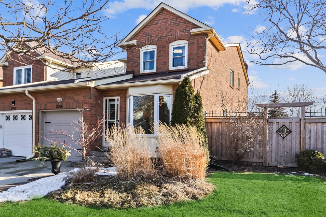 2074 Glenada Cres