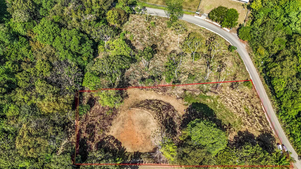 An elevated 1.2 acres lot with two plantels, panoramic mountain and jungle views.