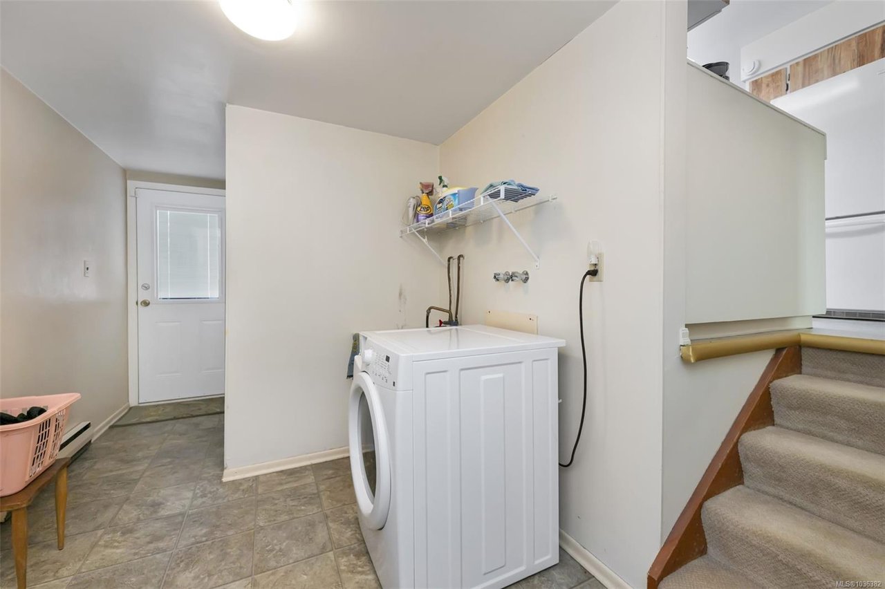 989 Abbey Rd, Saanich
