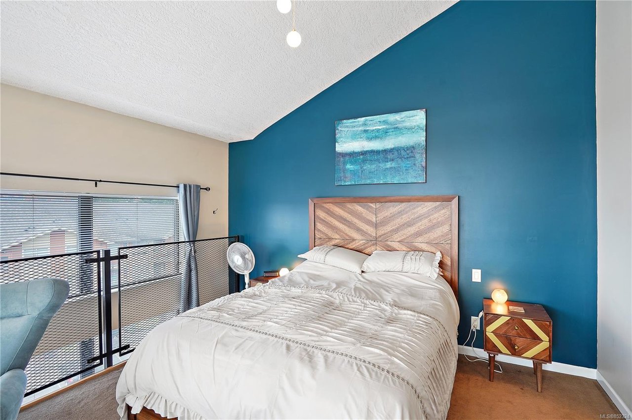 403-829 Goldstream Ave