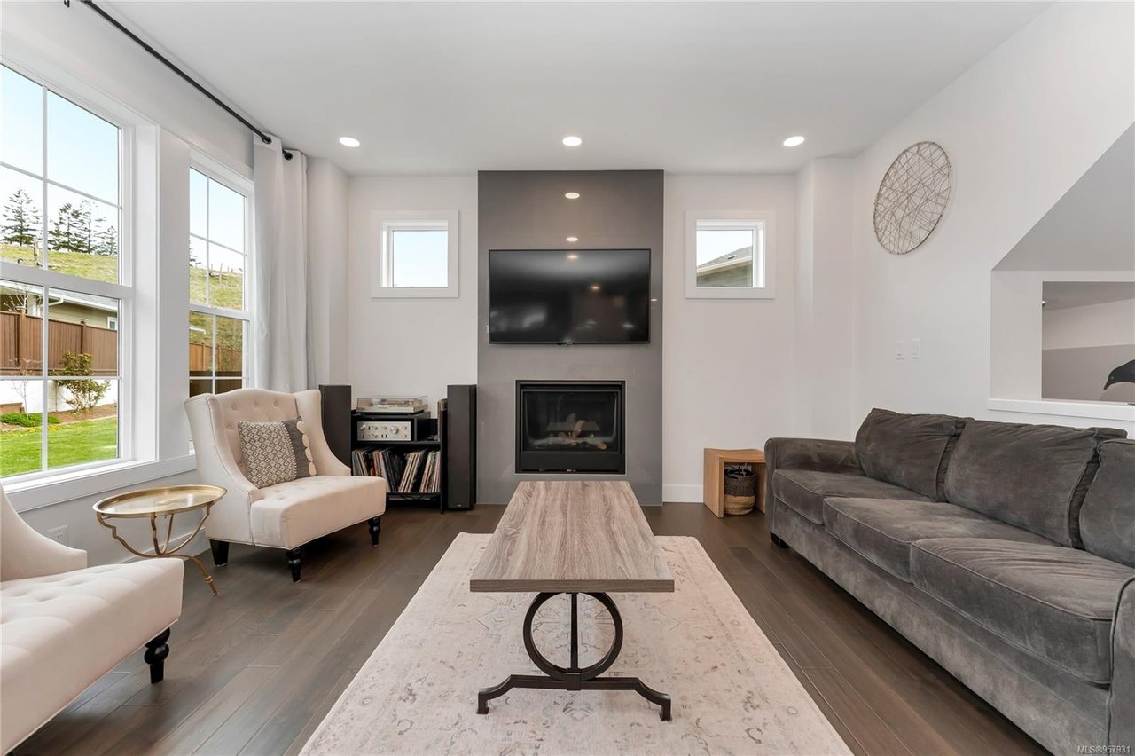 3359 Curlew St