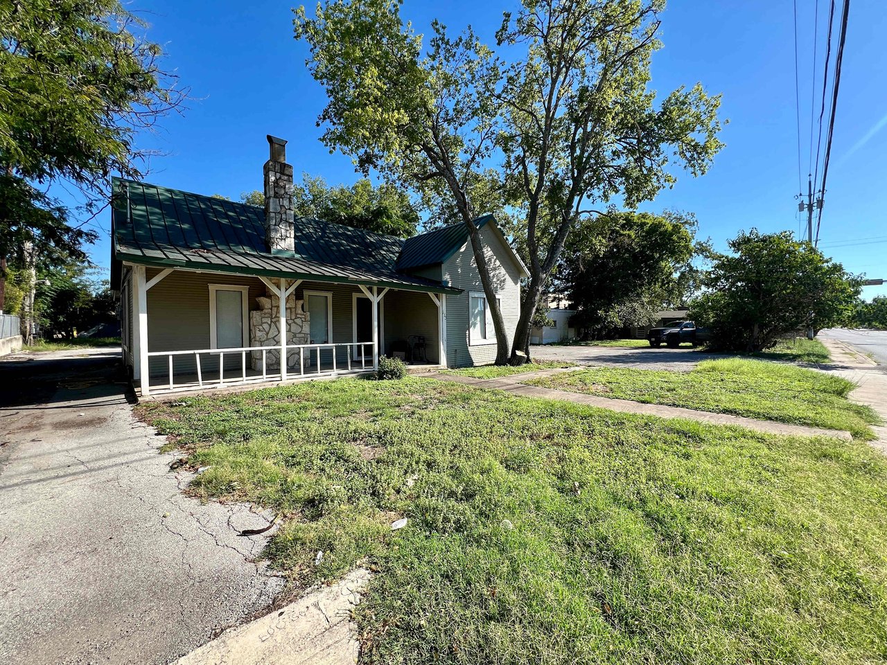 Sidney Baker & Jefferson- PRIME CORNER LOT in Kerrville 