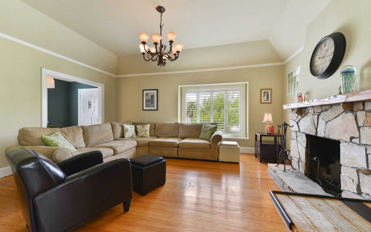 905 Portola Dr