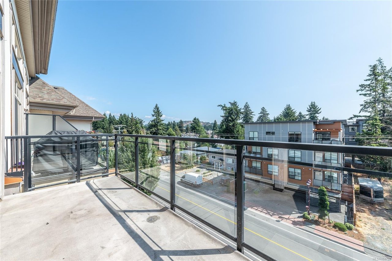 411-866 Goldstream Ave