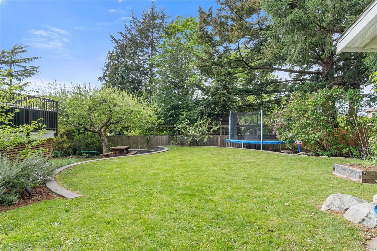 1228 Pearce Cres