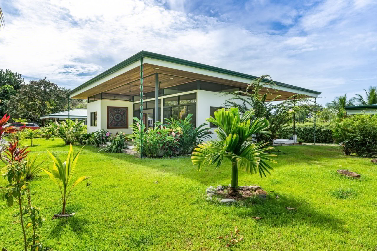 Bright & Peaceful 3-Bedroom Home With Separate Workshop/Office Space & Stunning Views Of The Lush Mountains In Easy-Access Location In Ojochal Costa Rica
