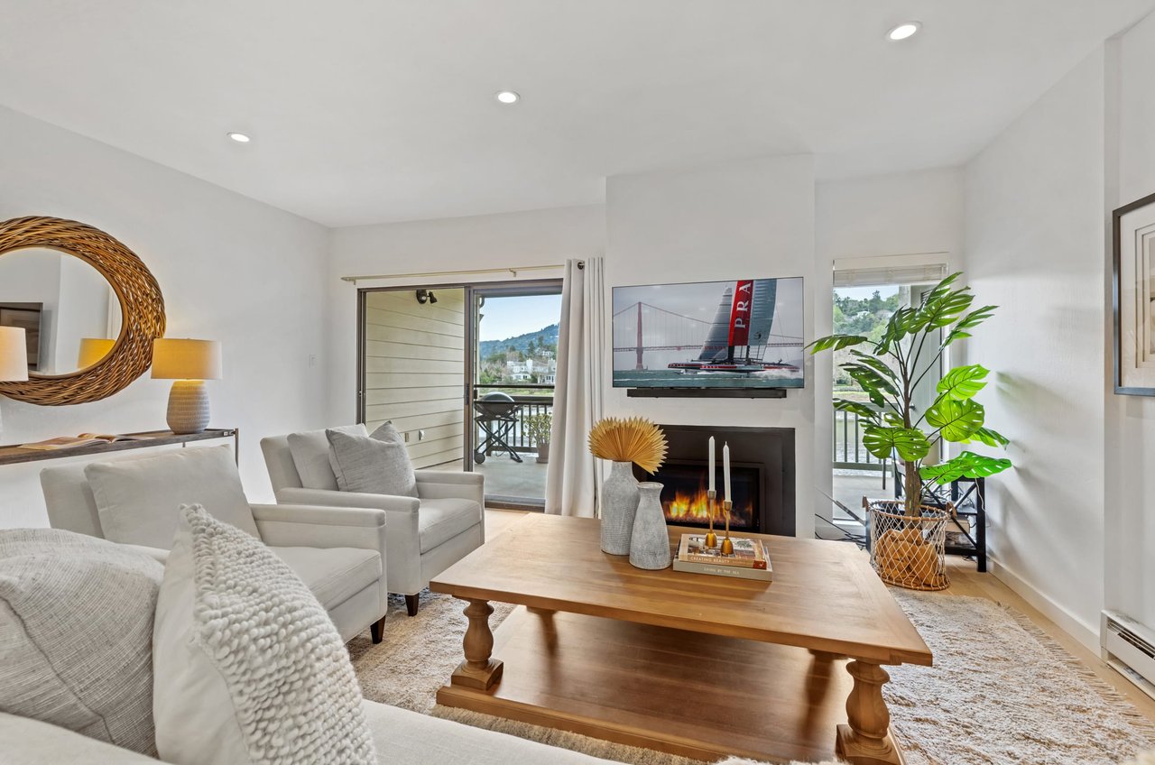 Stylish & Remodeled View Condo in Greenbrae