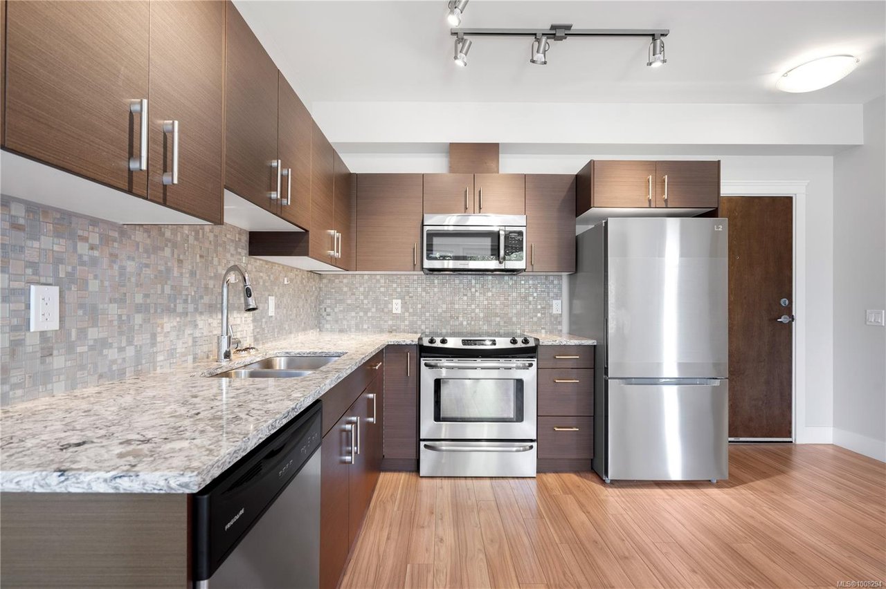 106-935 Cloverdale Ave, Saanich