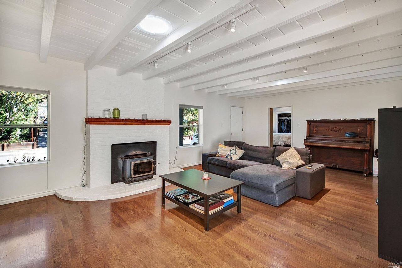 15 Locust Ave