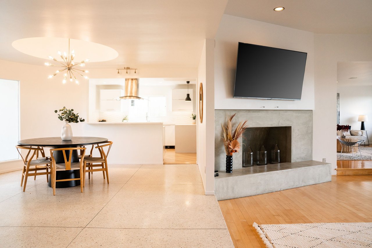 deLIGHTfull Mid Century in the Studio City "Donas"