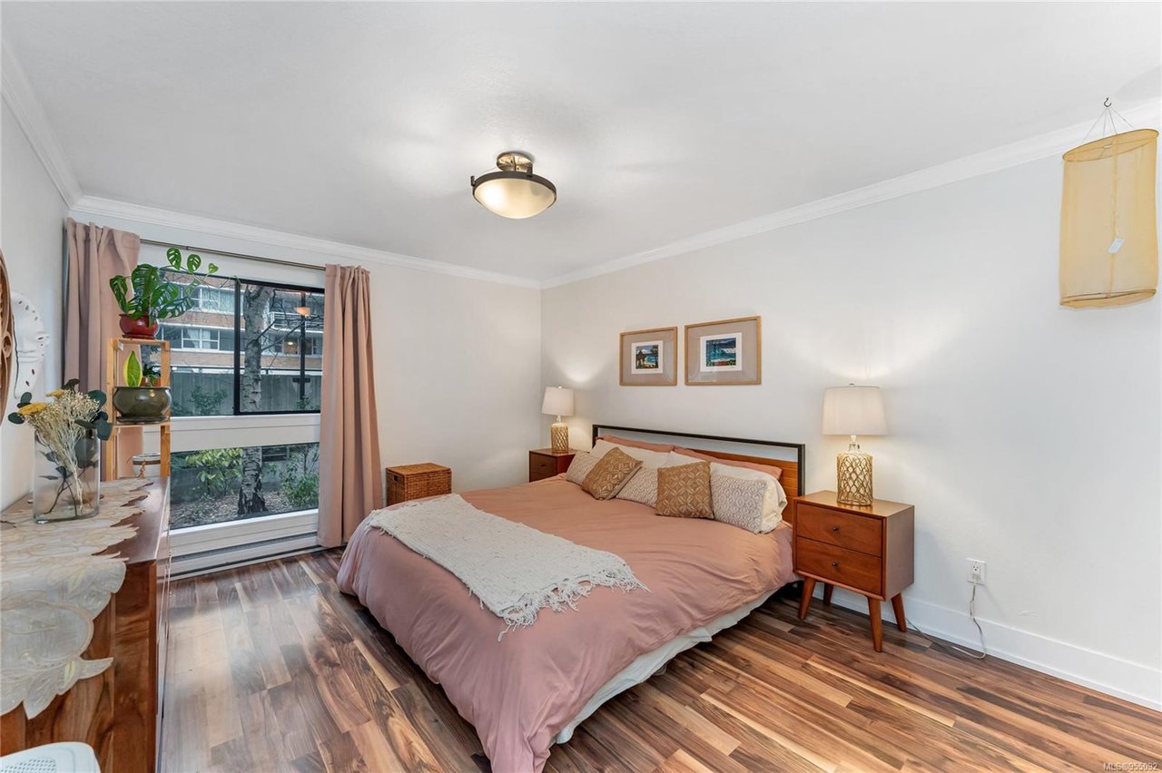 204-406 Simcoe St