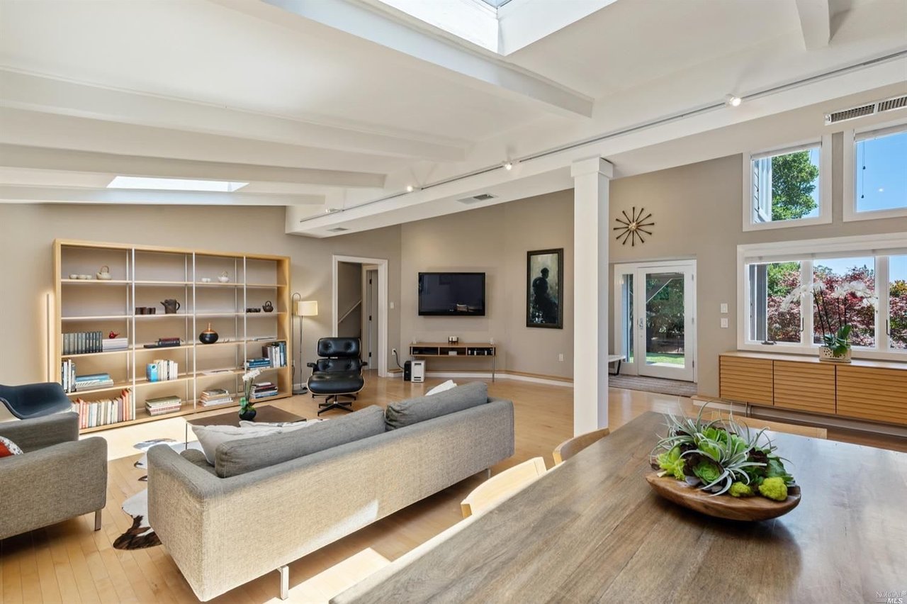 2 Cedarwood Ln